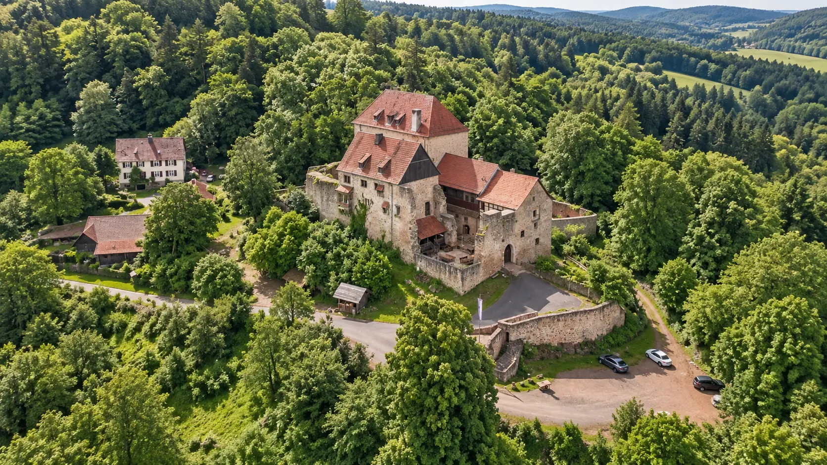 Luftaufnahme der Burg Tannenberg bei Nentershausen in grüner Landschaft